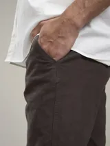 Pantalón de gabardina azul marino, corte slim fit, con bolsillos laterales y traseros.