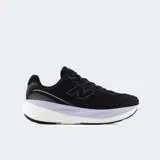 Championes de running New Balance 1080 V15 de color negro, con parte superior de malla técnica transpirable, suela gruesa amortiguada en tono blanco y lila claro, y el logotipo "N" característico en el lateral.