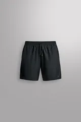 Pantalón corto deportivo negro de tejido técnico ligero y elástico, con forro interior, cintura elástica ajustable con cordón y bolsillos frontales.