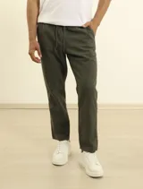 Pantalón de lino y algodón color azul marino, de corte relajado (relaxed fit) con cintura elástica ajustable mediante cordón. Presenta bolsillos frontales y bolsillos traseros.