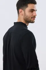 Camisa de lino y algodón color blanco, con cuello mao, manga larga y cierre frontal de botones. Presenta un pequeño logo bordado en el pecho.