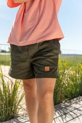 Bermuda de pana verde oliva con elástico en la cintura, bolsillos laterales y traseros, y logo bordado en el muslo.