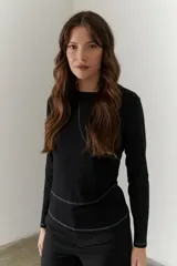 Remera blanca de algodón grueso con cuello redondo y mangas largas.