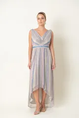 Vestido largo de fiesta en gasa plisada con rayas verticales en tonos pastel, escote cruzado y drapeado en el busto, faja con strass en la cintura y falda irregular.