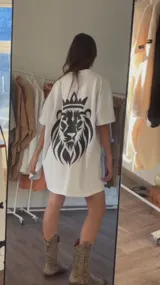 Remera blanca de corte oversize con estampado gráfico de un león con corona en la espalda.