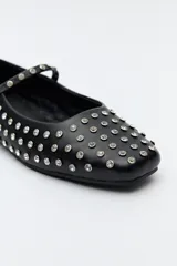 Balerina negra con apliques de strass en toda la superficie y tira fina con hebilla.