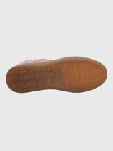 Championes de estilo urbano en color lila, confeccionados en material sintético con textura similar a la gamuza. Presentan detalles en color marrón oscuro en la puntera y el talón, cordones claros y suela de goma color caramelo.