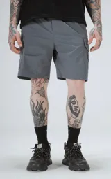 Bermuda cargo color gris carbón, con bolsillos laterales amplios y diseño funcional de corte recto.