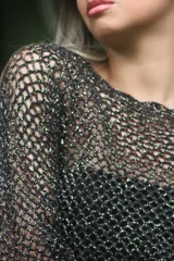 Top tejido a mano con hilado de algodón y lurex, color negro.