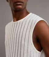 Musculosa de punto calado color blanco, de corte oversized y cuello redondo.