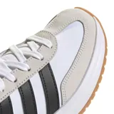Championes Adidas Run 72S 2.0 de estilo urbano, con parte superior blanca combinada con paneles de gamuza en tono beige y las icónicas tres tiras laterales en negro. Presenta mediasuela blanca con tecnología Cloudfoam y suela de goma color caramelo.