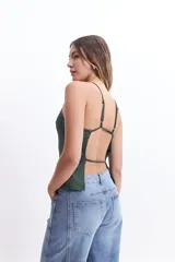 Musculosa verde militar con breteles finos cruzados en la espalda y escote recto.