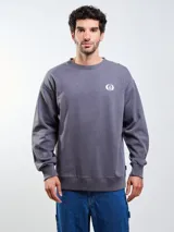 Buzo de cuello redondo Volcom de color gris oscuro, con diseño liso y pequeño logo estampado en el pecho. Cuenta con mangas largas y puños elastizados.