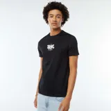 Camiseta negra de manga corta con cuello redondo y estampado frontal en blanco que dice "SKTR STREET IN MOTION".