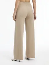 Pantalón de lana color beige, de corte recto y talle alto.