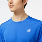 Remera de running azul de manga larga con logo de New Balance en el pecho.