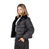 Campera de piel sintética negra, con cuello alto y cierre frontal. Diseño corto y holgado con acabado suave.