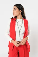 Chaleco rojo sin mangas con escote en V y lazos para anudar.