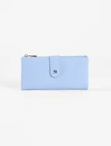 Billetera rectangular de cuero vegano con textura granulada, color amarillo. Cuenta con cierre superior y solapa frontal con broche a presión y detalle metálico.