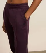 Pantalón de jogging deportivo color bordó, de cintura elástica, con frisos delanteros, bolsillos y puños en los tobillos.