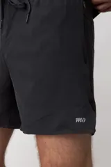 Short deportivo negro con calza interior ajustada.