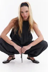 Blusa balloon de denim ultraliviano color gris oscuro, con escote halter fruncido, diseño sin mangas y dobladillo ajustado.