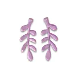 Par de aros colgantes con forma de hojas estilizadas color lila.