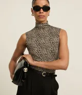 Blusa Cortelle sin mangas, confeccionada en viscolycra, con cuello alto y estampa animal print de leopardo.
