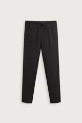 Pantalón regular fit color negro, confeccionado en tejido con viscosa. Cuenta con cintura elástica ajustable con cordón, bolsillos frontales, bolsillos traseros de vivo y raya marcada en las piernas.