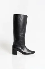 Bota de caña alta confeccionada en cuero negro, con diseño minimalista, punta fina y taco cuadrado de altura media.