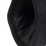Gorro de lana tejido en punto canalé, color negro, con etiqueta pequeña en el frente.