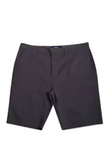 Bermuda tipo chino de gabardina en color gris oscuro, con cierre de cremallera y botón, y diseño de cinco bolsillos.