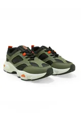 Championes deportivos Discovery Expedition modelo Earth Sport Camo, de diseño chunky en color verde militar con detalles en negro y naranja, suela chunky blanca y negra con amortiguación.
