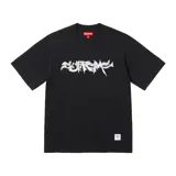 Camiseta negra de manga corta con cuello redondo y estampado frontal con el logo de Supreme en estilo gótico.
