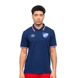 Remera tipo chomba de la marca Umbro, correspondiente al Club Nacional de Football. Es de color azul marino, con cuello polo y detalles en blanco y rojo en el borde del cuello y las mangas. Presenta el logo de Umbro bordado en el lado derecho del pecho y el escudo del club en el lado izquierdo.