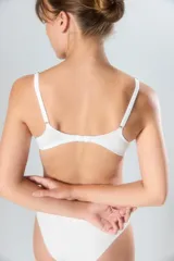 Soutien de taza soft con aro, confeccionado en algodón con elastano, de diseño liso y básico.