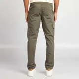 Pantalón cargo color caqui, de corte recto, con múltiples bolsillos y cierre con botón y cremallera.