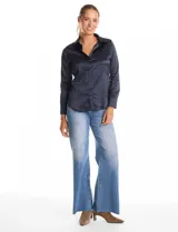 Camisa de satén color verde oliva, con cuello clásico, cierre frontal con botones metálicos y mangas largas con puños abotonados.