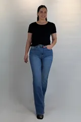 Jean Oxford color azul intermedio, de tiro alto y corte acampanado con diseño clásico de cinco bolsillos.