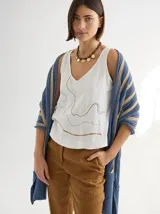 Chal de tejido de punto con diseño de rayas horizontales en tonos azul y beige, con textura calada y terminaciones suaves.