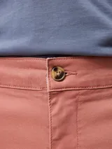 Bermuda Ursus modelo Polanco, confeccionada en tejido de gabardina color coral. Cuenta con presillas para cinto, cierre frontal con botón y bolsillos laterales y traseros.