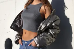 Musculosa gris de punto con lurex, textura acanalada, cuello redondo y sin mangas.