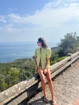 Camisa blanca de lino con mangas cortas abullonadas y botones al frente.