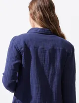 Campera Dash de algodón con textura tipo gasa, cuello solapa, cierre frontal con botones y bolsillos delanteros con solapa.