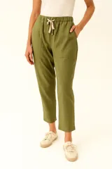 Pantalon de algodon color verde militar, con cintura elastizada y cordon de ajuste, bolsillos laterales tipo cargo y corte slim fit.