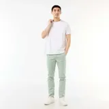 Pantalón chino de corte slim, color verde menta, con cierre de botón y cremallera, bolsillos laterales y bolsillos traseros tipo ojal.
