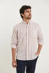 Camisa de lino a rayas verticales color beige y blanco, de manga larga con cuello abotonado y bolsillo en el pecho.