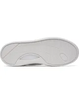 Championes Under Armour modelo W Flex de color blanco, con capellada de cuero prémium, entresuela de EVA y suela exterior de goma.