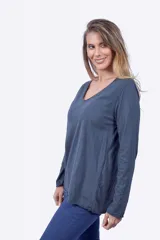 Remera azul de algodón con escote redondo amplio y mangas largas.