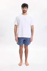 Short de baño con efecto lavado en color azul marino, de corte clásico y cordón ajustable en la cintura.